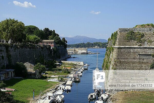 Kanal mit Booten zwischen Alte Festung und Altstadt Korfu oder Kerkyra  Insel Korfu  Ionische Inseln  Mittelmeer  Griechenland  Europa