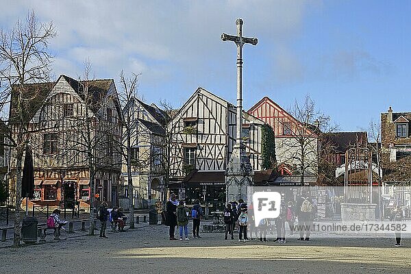 Place du Chatel mit Kreuz und Fachwerkhäuser  mittelalterliche Stadt Provins  seit 2001 auf der UNESCO-Liste des Weltkultur- und Naturerbes der Menschheit  Departement Seine-et-Marne  Region Ile-de-France  Frankreich  Europa