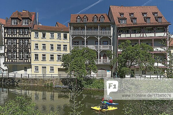 Gerberhäuser  der Kern geht auf das 15.Jhd. zurück an der Regnitz  vorne Kajakfahrer  Bamberg  Oberfranken  Bayern  Deutschland  Europa