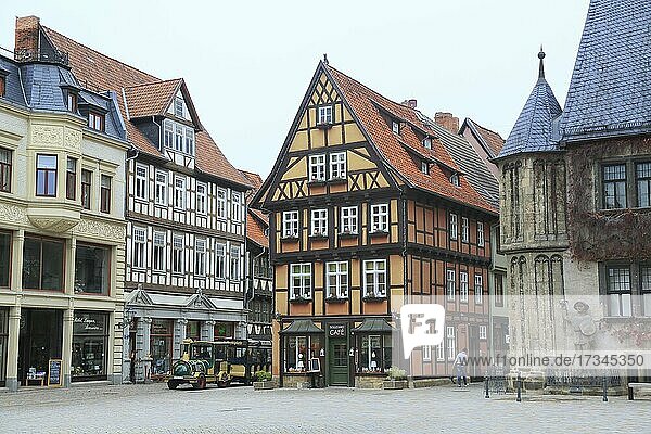 Fachwerkhäuser und Rathaus mit Roland Statue  Marktplatz  Quedlinburg  Harz  Sachsen-Anhalt  Deutschland  Europa