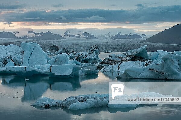 Icebergs  Jökulsárlón Glacier Lagoon  South Iceland  Iceland  Europe