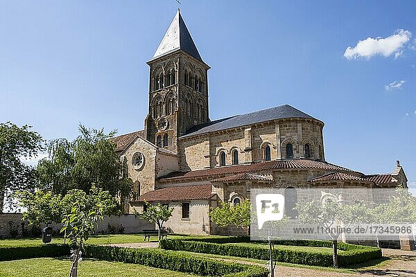 Dorf Saint Menoux  Blick auf romanische Kirche  Departement Allier  Auvergne-Rhone-Alpes  Frankreich  Europa