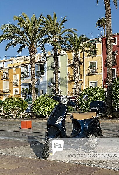 Vespa-Roller vor den bunten Häusern am Strand  Cases de Colors  Carrer Arsenal  Villajoyosa  Spanien  Europa