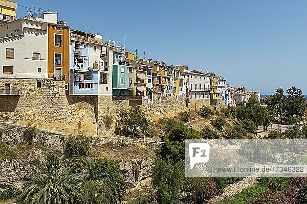 Bunte hängende Häuser (Casas colgadas) an alten Stadtmauern von Villajoyosa  Spanien  Europa