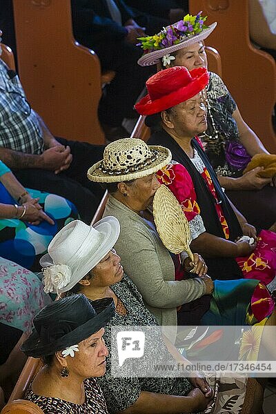 Frauen mit traditionellen Hüten während eines Gottesdienstes  Rarotonga  Rarotonga und die Cookinseln