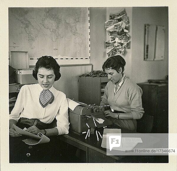 Büroalltag im Jahr 1956: Zwei Sekretärinnen der DLW Deutsche Linoleum-Werke in Bietigheim an ihrem Arbeitsplatz mit Schreibmaschine  Baden-Württemberg  Deutschland  Europa