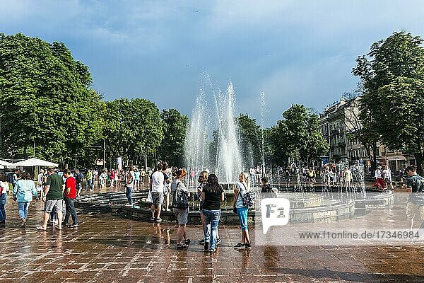 Brunnen vor der Oper  Unesco Sehenswürdigkeit der Stadt Lviv  Ukraine  Europa