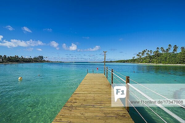 Pier im türkisfarbenen Wasser von Muri Beach  Rarotonga  Rarotonga und die Cookinseln