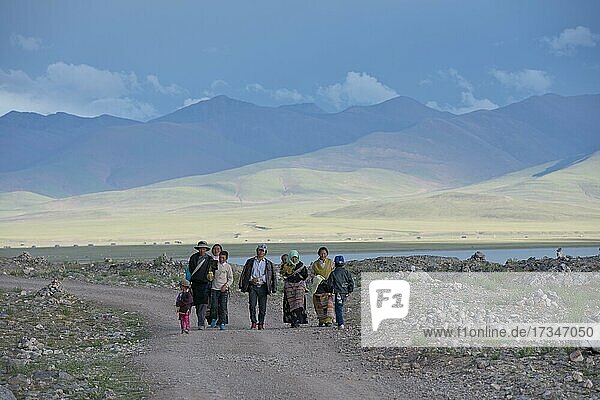 Tibetan family on a pilgrimage circling the Tashi Dor peninsula at Namtso Lake  Sky Lake  4718 m  Damchung  Tibet  China  Asia