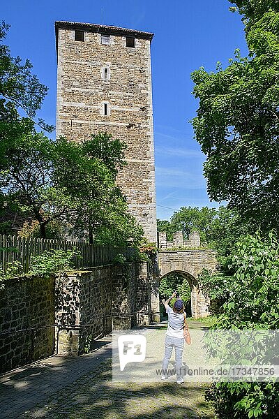 Touristin fotografiert Burgturm von Burg Schaumburg  Rinteln  Niedersachsen  Deutschland  Europa