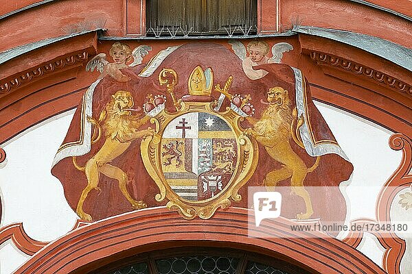 Heilig-Geist-Spitalkirche  bemalte Fassade mit Wappen  Füssen  Romantische Straße  Ostallgäu  Bayern  Deutschland  Europa