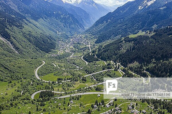 Südrampe zum San-Bernardino-Pass  Tal Misox mit Hauptstraße Autobahn A13 und Ortschaft Mesocco  Kanton Graubünden Grischun Grigioni  Schweiz  Europa