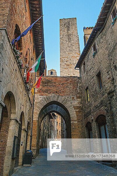 Antike Häuser und Geschlechterturm in alte Hauptstraße von San Gimignano  Toskana  Italien  Europa