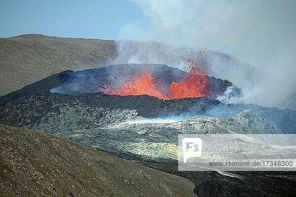 Aktiver Vulkan mit Lavafontänen  Vulkankrater  Fagradalsfjall  Geldingadalir  Reykjanes  Sudurnes  Island  Europa