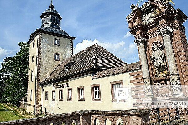Pfeiler von Haupteingang von Schloss und Kloster Corvey  daneben Schlossrestaurant  Höxter  Nordrhein-Westfalen  Deutschland  Europa