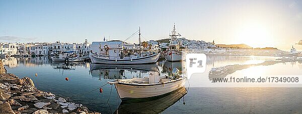 Abendstimmung  Hafen mit Fischerbooten  Hafenstadt Naoussa  Insel Paros  Kykladen  Griechenland  Europa