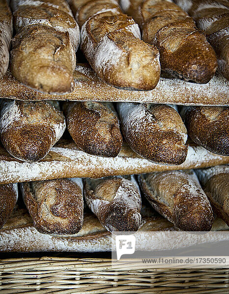 Baguettes gestapelt in Regal einer französischen Boulangerie