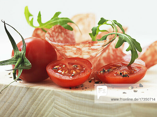 Antipasti: Salami  Rucola und Tomaten