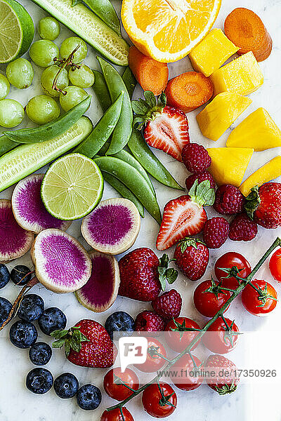 Verschiedenes Obst und Gemüse nach Farben geordnet auf Marmoruntergrund