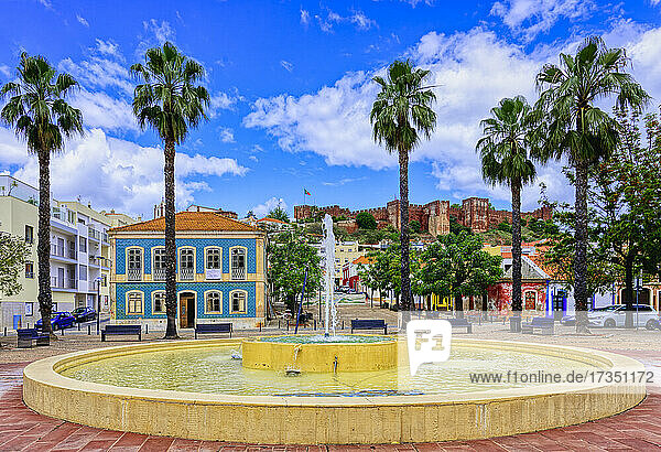 Springbrunnen mit Blick auf die Festung von Silves  Algarve  Portugal  Europa