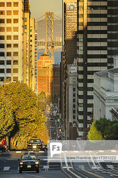 Blick von der California Street auf die Oakland Bay Bridge  San Francisco  Kalifornien  Vereinigte Staaten von Amerika  Nord-Amerika