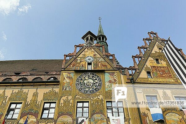 Reichverzierte astronomische Uhr mit Tierkreiszeichen am Rathaus  Fassadenbemalung  Fresken auf der Ostseite  Ulm  Baden-Württemberg  Deutschland  Europa
