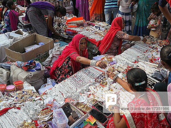 Verkäuferinnen bieten am Marktstand Schmuck an  Jodhpur  Rajasthan  Indien  Asien