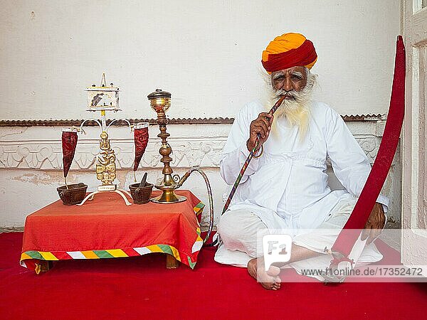 Älterer indischer Mann mit Turban raucht Wasserpfeife  Mehrangarh Fort  Jodhpur  Rajasthan  Indien  Asien