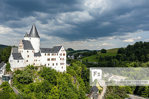 Luftaufnahme von St. Georgen Kirche und Schloss  Stadt Schwarzenberg  Erzgebirge  UNESCO-Welterbe  Sachsen  Deutschland  Europa