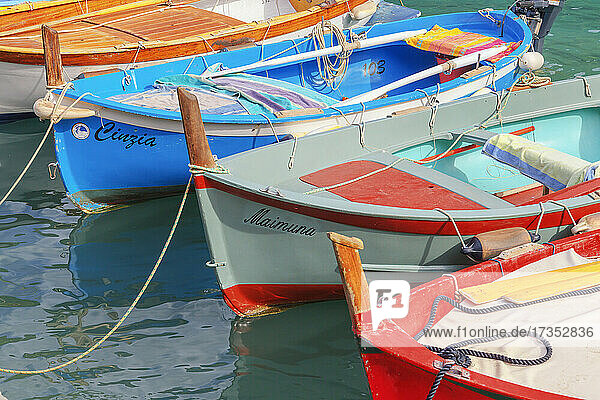 Hafen und Boote  Vernazza  Cinque Terre  UNESCO-Weltkulturerbe  Ligurien  Italien  Europa