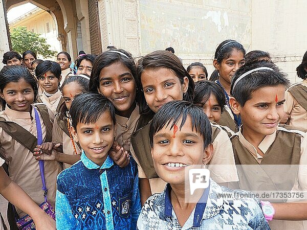 Gruppe von fröhlichen Schulkindern  Mehrangarh Fort  Jodhpur  Rajasthan  Indien  Asien