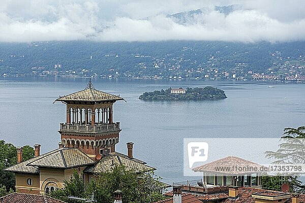 Turm einer Villa  hinten Isola Madre  Stresa  Lago Maggiore  Piemont  Italien  Europa