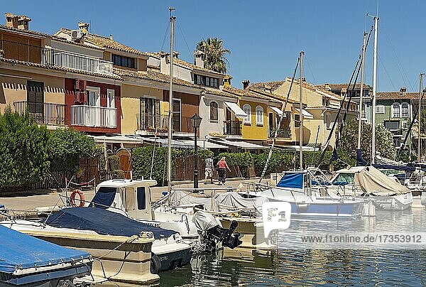 Boote und bunte Häuser  Hafen Saplaya  Alboraya  Valencia  Spanien  Europa