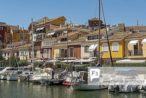 Boote und bunte Häuser  Hafen Saplaya  Alboraya  Valencia  Spanien  Europa