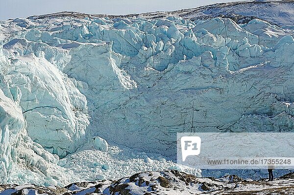 Mensch vor Abbruchkante des Russell Gletschers  Kangerlussuaq  Grönland  Dänemark  Nordamerika