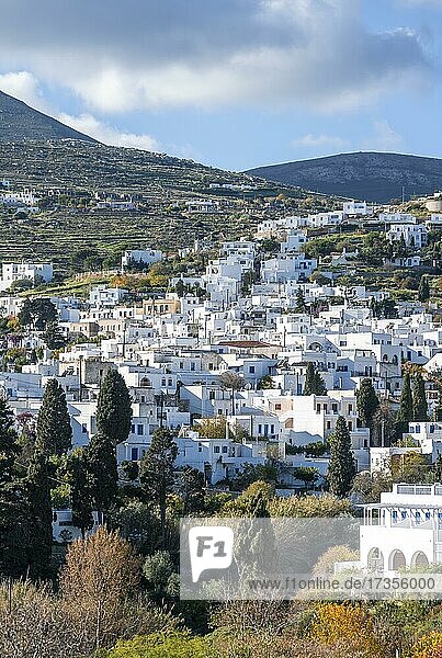 Weiße kykladische Häuser  Stadtansicht von Lefkes  Paros  Kykladen  Griechenland  Europa