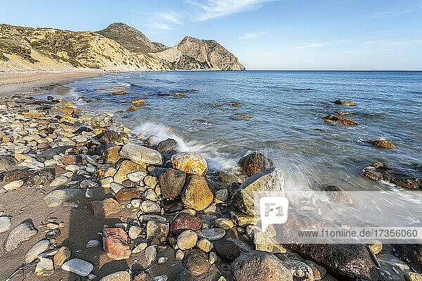 Strand mit bunten Steinen  Sandstrand mit Felsklippen  Paralia Paradisos  Kos  Dodekanes  Griechenland  Europa