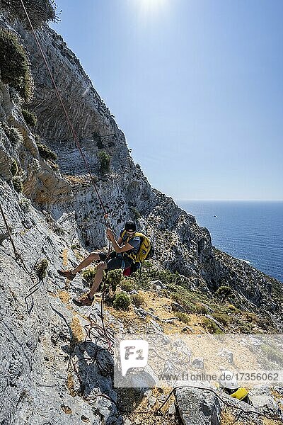 Klettern an einer Felswand  Mann seilt sich ab  Kalymnos  Dodekanes  Griechenland  Europa