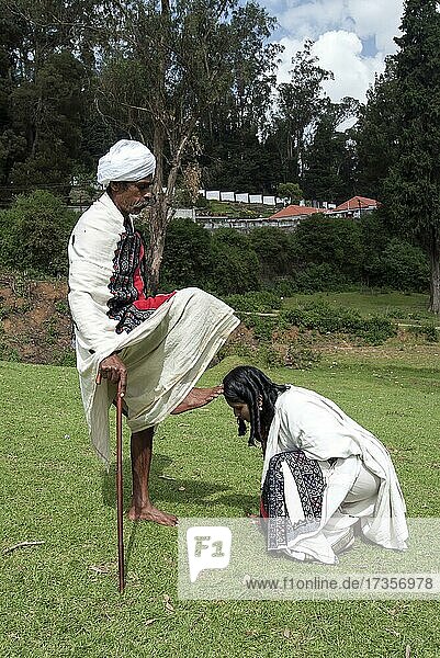 Toda  die zur Begrüßung ihren rechten Fuß heben und ihn zum Segen auf den Kopf der Braut legen  Ooty  Udhagamandalam  Tamil Nadu  Indien  Asien