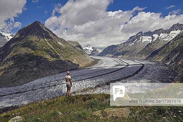 Wandern entlang dem großen Aletschgletscher  Wallis  Schweiz  Europa