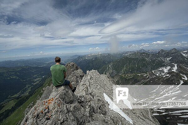 Bergsteiger auf dem Gipfel der Mädelegabel  Blick auf Trettachspitz und ins Tal des Wilden Grund  Allgäuer Alpen  Allgäu  Bayern  Deutschland  Europa