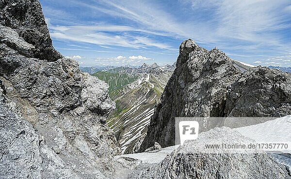 Felsen beim Aufstieg auf den Gipfel Mädelegabel  Heilbronner Weg  Allgäuer Alpen  Allgäu  Bayern  Deutschland  Europa