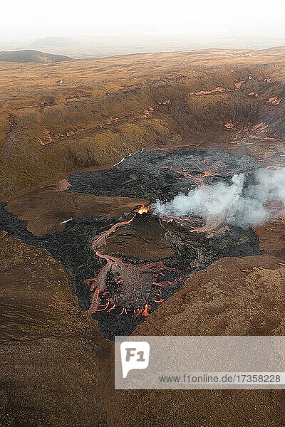Luftaufnahme aus Helikopter  Ausbrechender Vulkan  Krater mit heraustretender Lava und Lavafluss  Fagradalsfjall  Reykjanes Halbinsel  Island  Europa