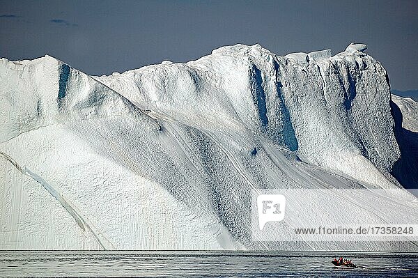 Aussicht auf kleines Boot vor Eisfront  Eisberg  Eisfjord  sermermuit  Ilulissat  Grönland  Dänemark  Nordamerika