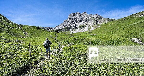 Zwei Wanderer auf einem Wanderweg  Wanderweg zur Kemptner Hütte  hinten felsige Berggipfel des Kratzer  Heilbronner Weg  Oberstdorf  Allgäu  Bayern  Deutschland  Europa