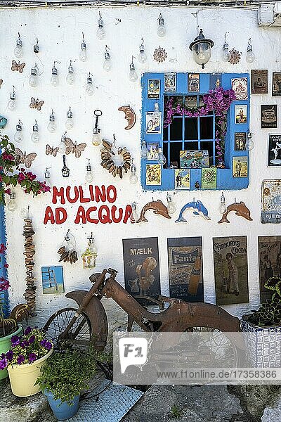 Geschmückte Wand mit verrostetem Motorrad und Blumen  Restaurant Mulino Ad Acqu  Zia  Kos  Dodekanes  Griechenland  Europa
