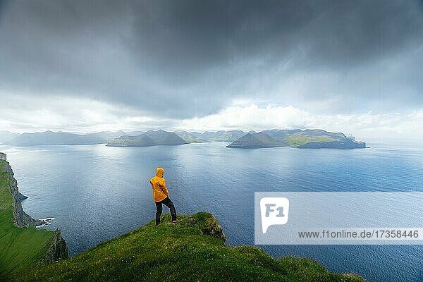 Person schaut auf das Meer und die Insel Eysturoy  Kalsoy  Faroer Inseln