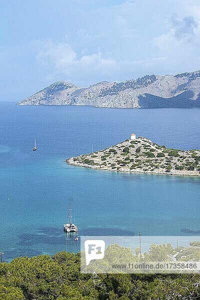 Blick auf Segelboote und alte Windmühle in der Panormitis Bucht  Symi  Dodekanes  Griechenland  Europa