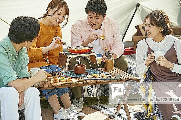 Japanische Freunde feiern eine Party im Garten