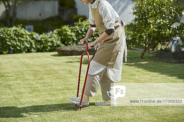 Japanerin arbeitet im Garten